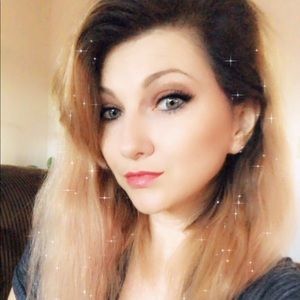 Meet your Posher, Elissia